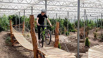 Hangbrug bij Indoor Mountainbike