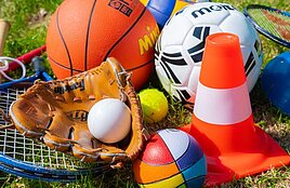 kinderen aan het basketballen