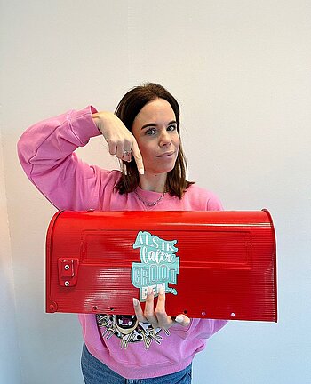 Trisha met de brievenbus