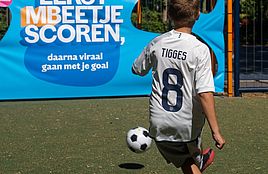 MBeetje Scoren met spelers van Almere City FC