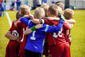 Kinderen sportteam in een huddle