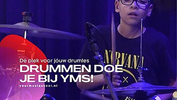 een jongen die drumt op een drumstel bij your musiqskool in almere.