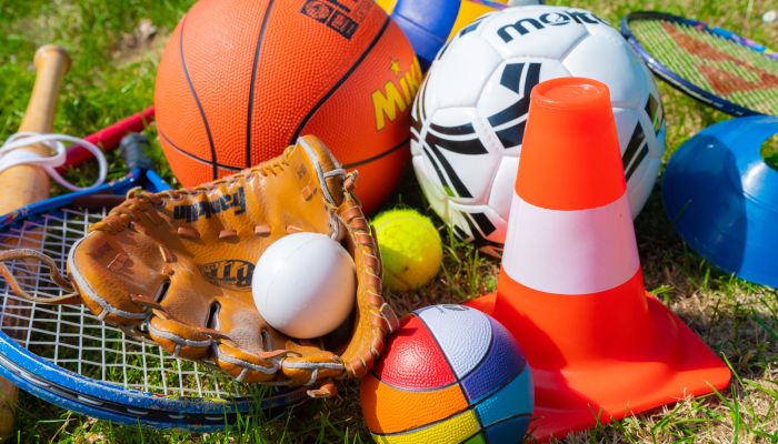 kinderen aan het basketballen